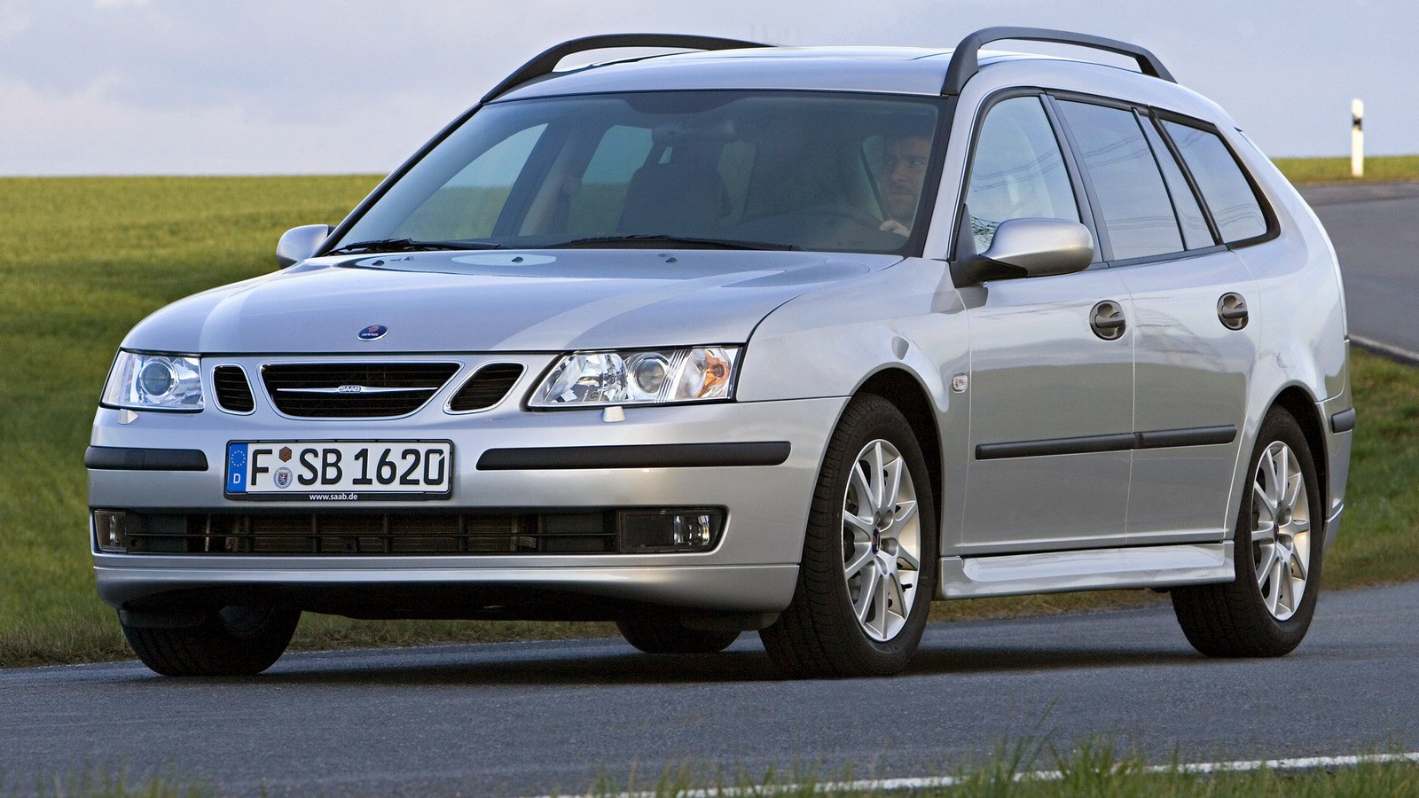 Saab 9-3 SportCombi '2005–07 серебристый в движении