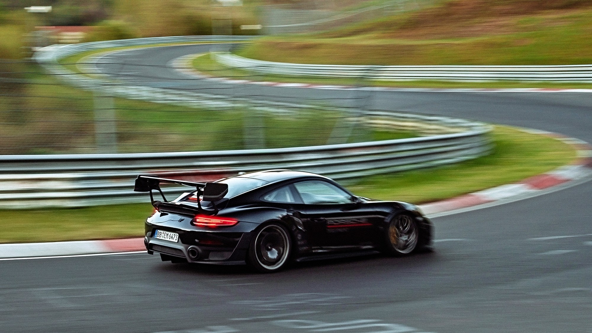 Самый быстрый из дорожных: Porsche 911 GT2 RS MR вновь установил рекорд Нюрбургринга