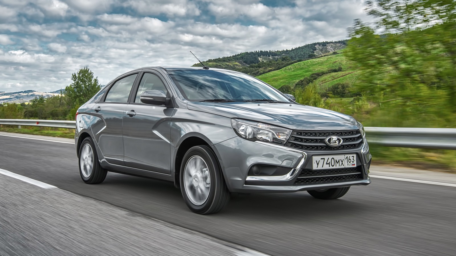 На фото: Lada Vesta