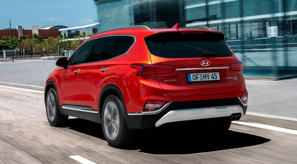 Hyundai Santa Fe-2021 попался фотошпионам: дизайн в стиле Palisade и гибридные версии