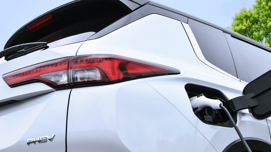 Mitsubishi готовит новый Outlander PHEV: у кроссовера вырастет запас хода на одной зарядке