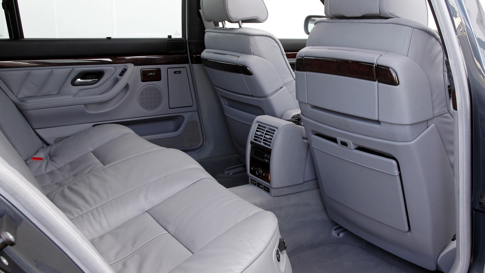 что лучше е39 или е38. torpedo bmw 750il worldwide e38 1998 2001e. что лучше е39 или е38 фото. что лучше е39 или е38-torpedo bmw 750il worldwide e38 1998 2001e. картинка что лучше е39 или е38. картинка torpedo bmw 750il worldwide e38 1998 2001e. Вот не могу определиться Е38 или Е39? Хочу 3 литра дизель автомат. Года 2000-2002. Много уже прочитал разного, но вот сравнения ещё не встречал. Может кто по опыту скажет у какой из них больше плюсов.