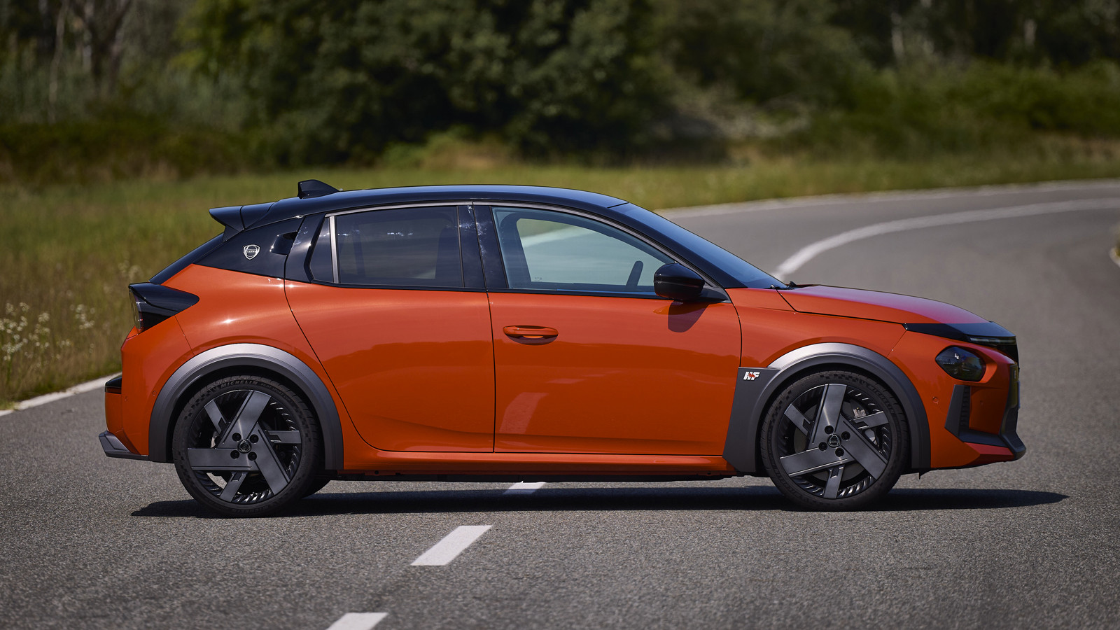 На фото: хот-хэтч Lancia Ypsilon HF