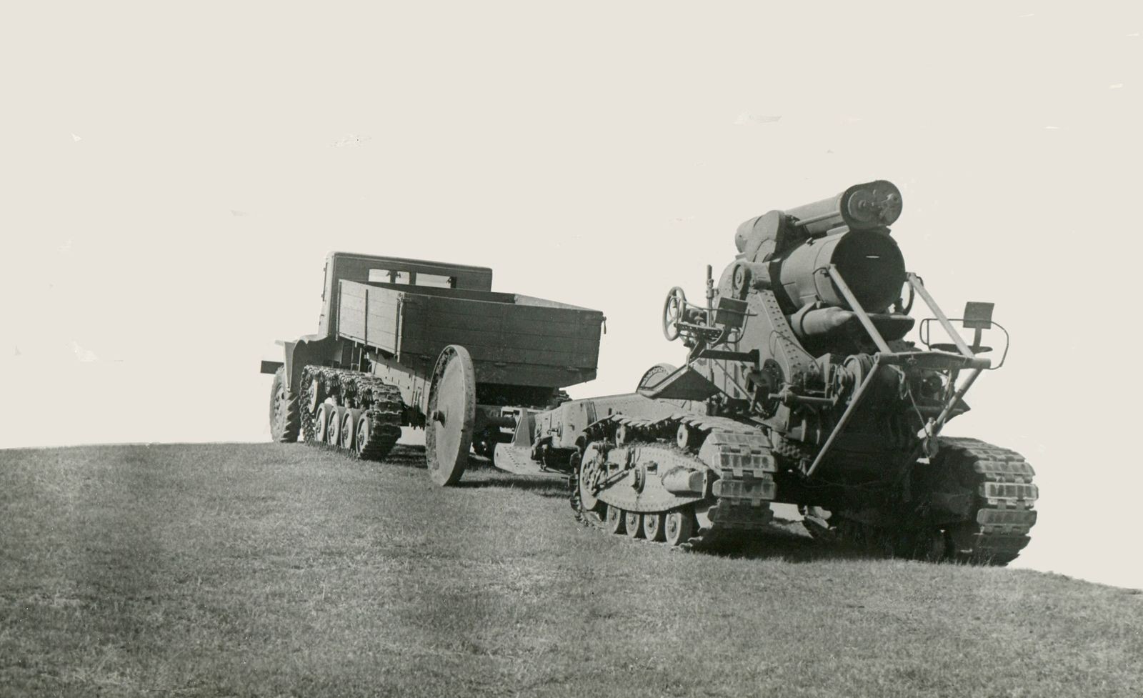 Колёса, гусеницы и два мотора: забытые советские экспериментальные тягачи АТ