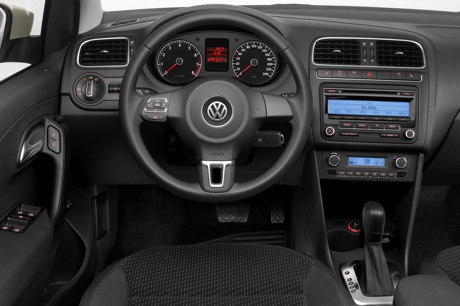 На фото: интерьер Volkswagen Polo Sedan '2010–15