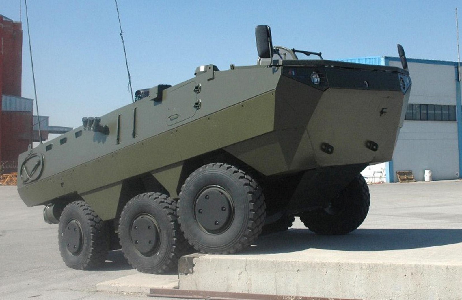 Трехосная 450-сильная плавающая боевая бронемашина Nurol Ejder 6х6