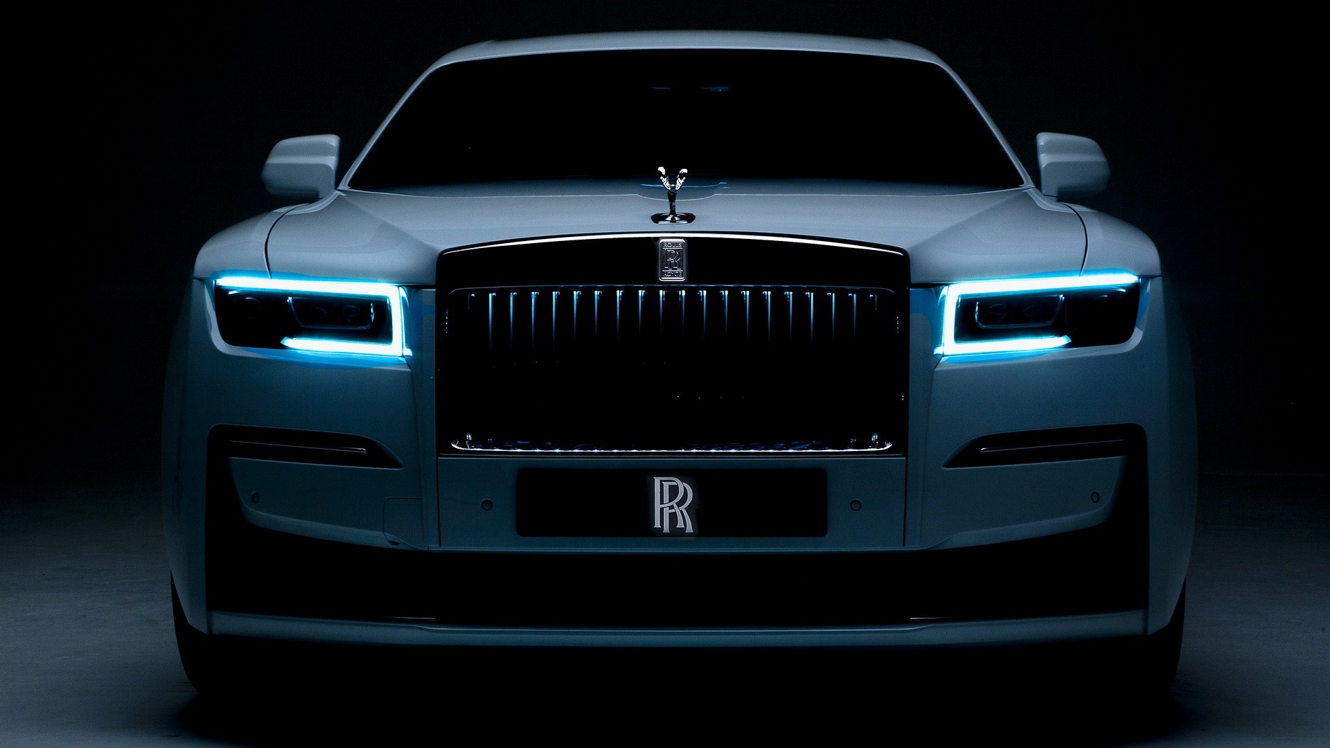 Новый Rolls-Royce Ghost: полный привод, 850 лампочек и подвеска-долгострой