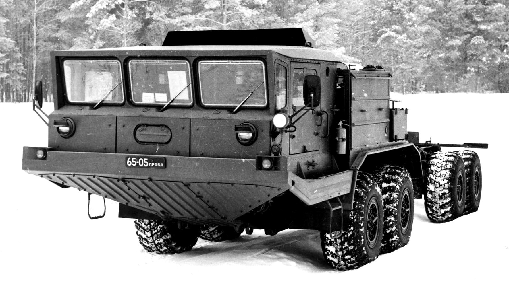 Шасси короткобазного двухмоторного артиллерийского тягача БАЗ-6953. 1987 год