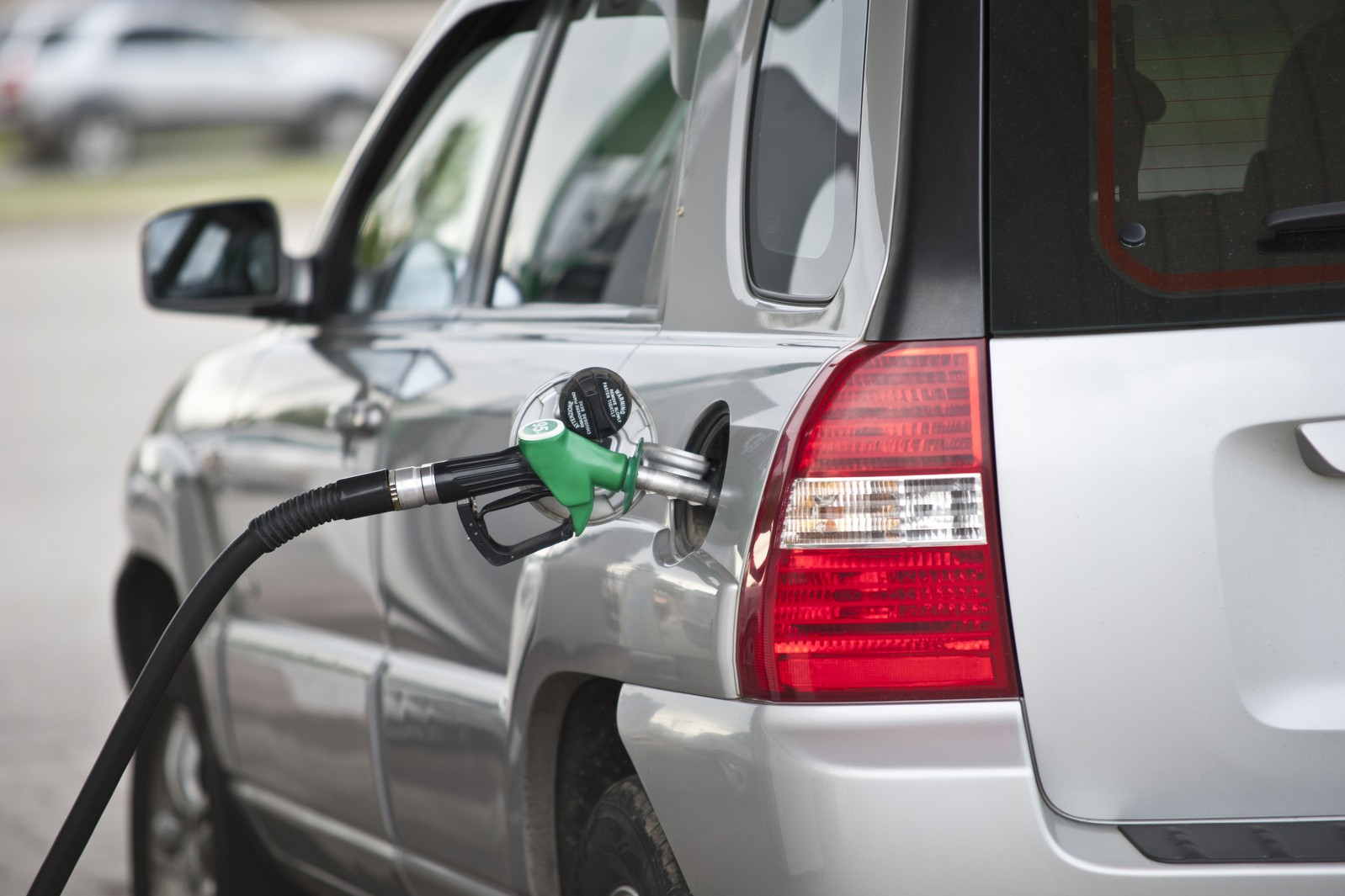 Бензин рекордно подешевел в опте: почему же цены на АЗС не падают и вряд ли упадут