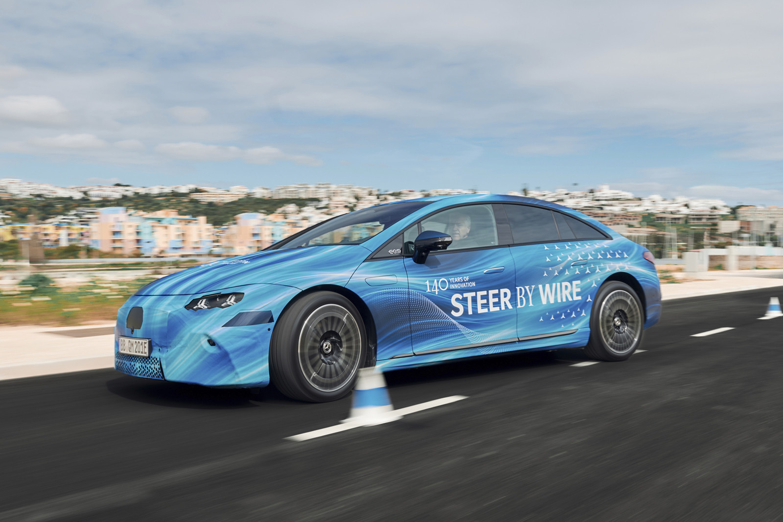 Mercedes обновит EQS: лифтбек получит пересмотренный салон со штурвалом вместо руля