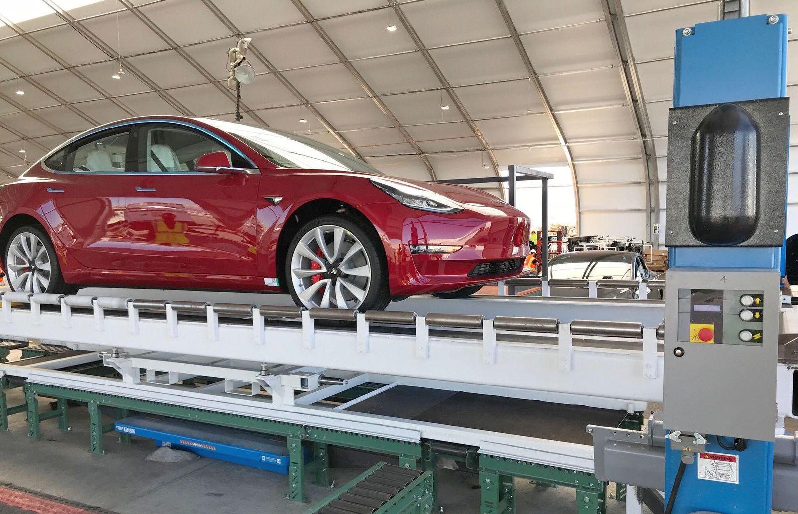 Знаменитый конвейер в «палатке», благодаря которому выпуск Tesla Model 3 достиг плановых показателе – 5 тысяч машин в неделю.