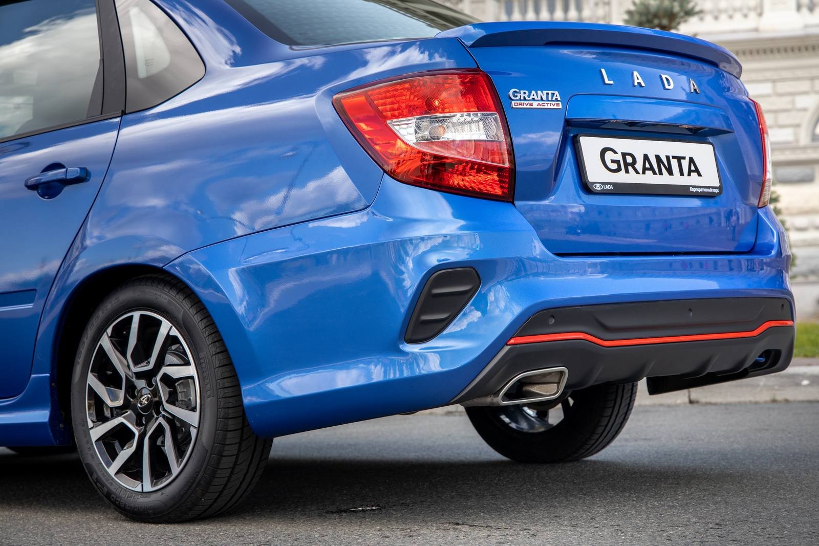Стоять будет хорошо, но медленно: первый тест-драйв Lada Granta Drive Active