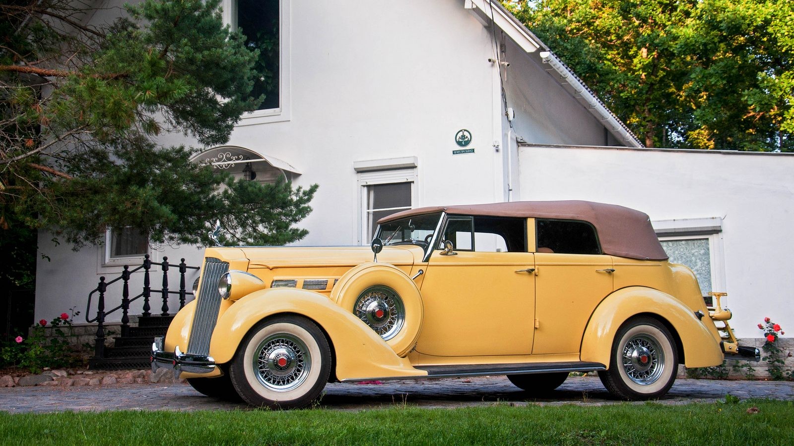 Packard Eight 1937 жёлтый три четверти (7)