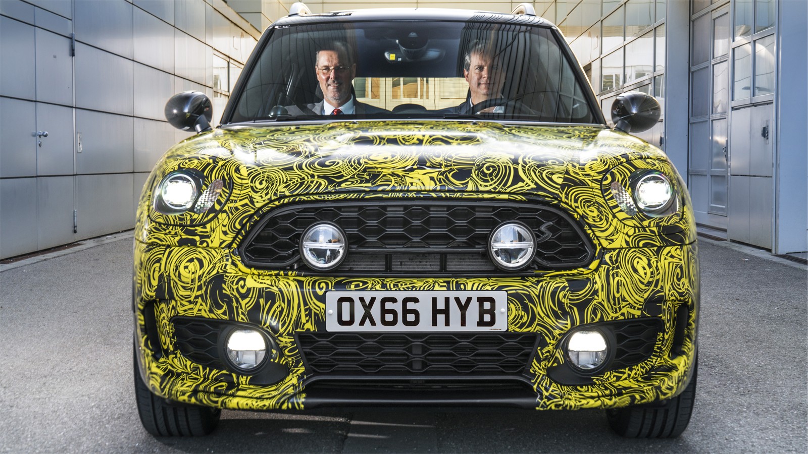 На фото: Себастьян Макензен и Питер Вольф анонсируют гибридный Mini Countryman