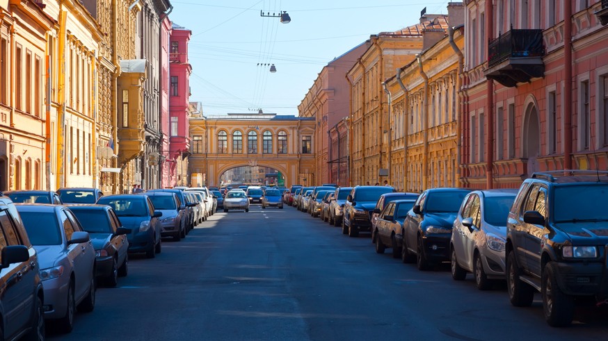 Теперь же готовится очередной предварительный национальный стандарт (ПНСТ) «Экспериментальные технические средства повышения эффективности и безопасности дорожного движения». Пока что этот документ находится на стадии общественного обсуждения. Как сообщают « Известия », согласно ему, стандартный размер машино-места для легковых автомобилей на городских парковках нужно сузить на 0,5 м и укоротить на 0,3 м.Размеры машино-места также будут зависеть от того, под каким углом к проезжей части располагается парковка. Если вдоль дороги, то допустимо будет снизить минимальную ширину до 2 м, однако длина при этом составит 5,5 м. Если же разметка парковки находится под углом 45, 60 или 90 градусов к проезжей части, то минимальная длина машино-места уменьшится до 5 м, а ширина останется прежней (то есть не менее 2,5 м).Ширина самой дороги в случае парковки, расположенной вдоль, должна быть не менее 3 м. Если угол составляет 45 градусов – не менее 3,5 м, если 60 градусов – не менее 3,75 м, если 90 градусов – не менее 54 м. Так что в итоге машино-места могут появиться на тех дорогах, где по нынешним нормам их «рисовать» нельзя.Чтобы понять, насколько можно уменьшить парковочные места, проектно-технический комитет «Удобная дорога» при Росстандарте провёл исследование в Москве. По словам руководителя комитета Александра Шумского, сотрудники смотрели на то, насколько плотно стоят автомобили. То есть оптимальные размеры они выяснили «опытным путём».Помимо этого, в предварительном стандарте указано, что разметку для машино-мест можно делать разного цвета: синего – для платной парковки, белого – для бесплатной. По сведениям Росстандарта, этот ПНСТ должен быть утвержден в ноябре 2019 года. Напомним, такой стандарт позволяет проверить изменения на практике до разработки и ввода ГОСТа.Ранее Kolesa.ru сообщал о том, что в России могут появиться турбоперекрёстки и квадратные светофоры . Подобные пункты есть в том же предварительном стандарте «Экспериментальные технические средства повышения эффективности и безопасности дорожного движения». Первые позволят снизить аварийность и повысить пропускную способность дорог, а вторые будут более заметными для участников движения.