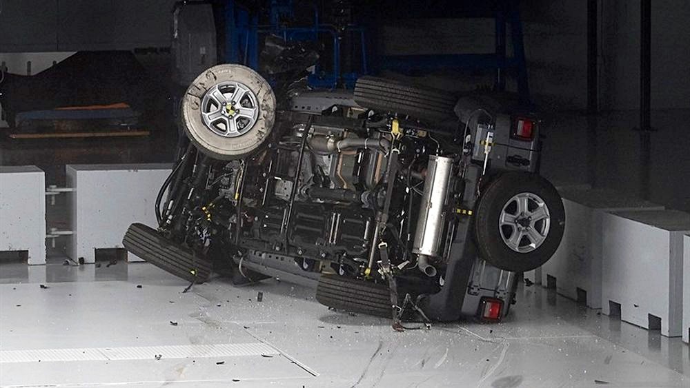 Взлёт и падение! Jeep Wrangler перевернулся на краш-тестах IIHS