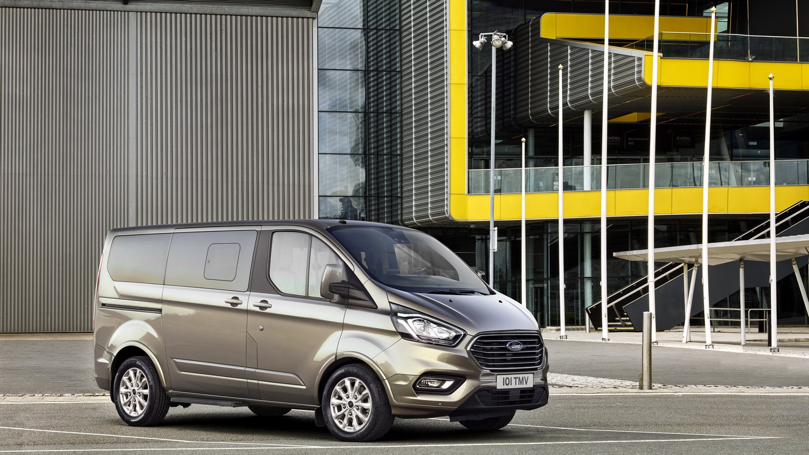 2017_Ford_TourneoCustom_12