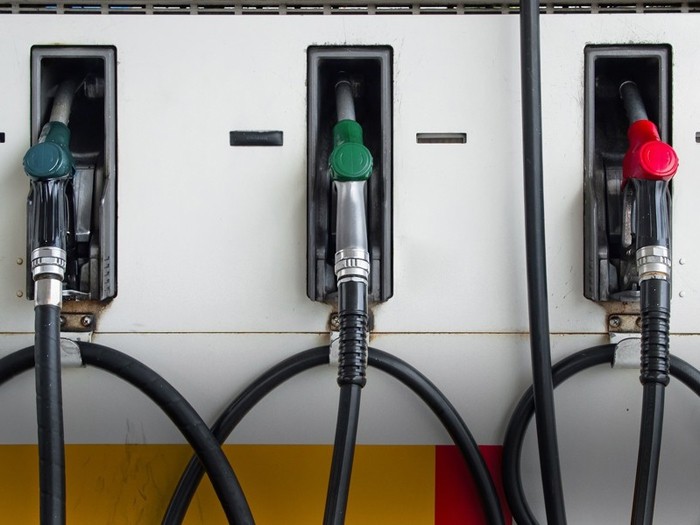 Бензин в России может продолжить дешеветь из-за падающих цен на нефть