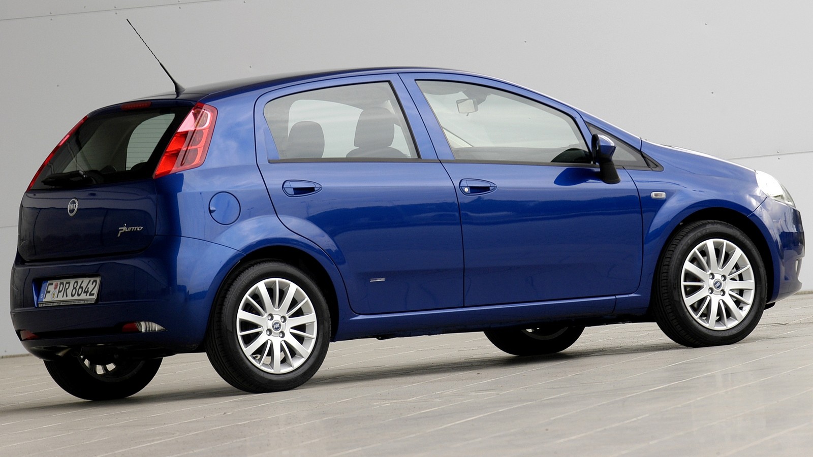 На фото: Fiat Grande Punto 5-porte '2005–12