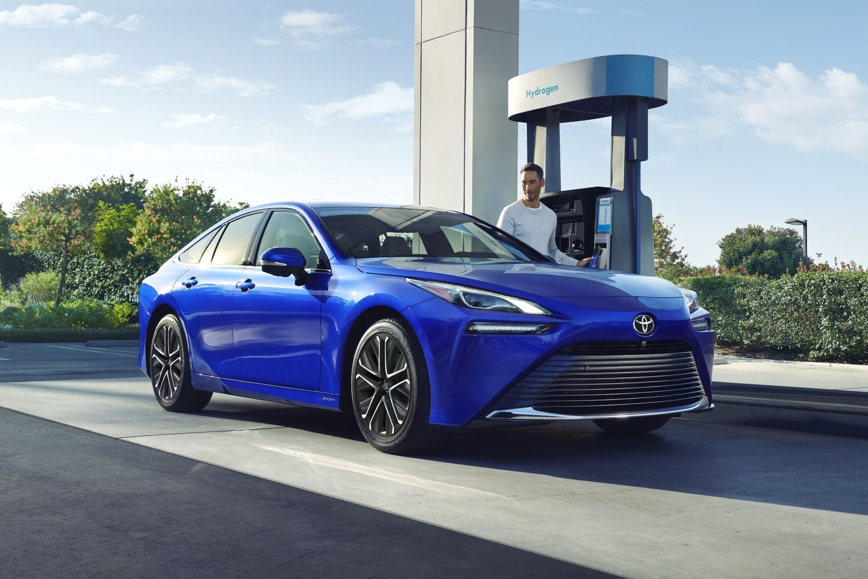 Ни заправить, ни продать: владельцы водородных седанов Mirai судятся с компанией Toyota