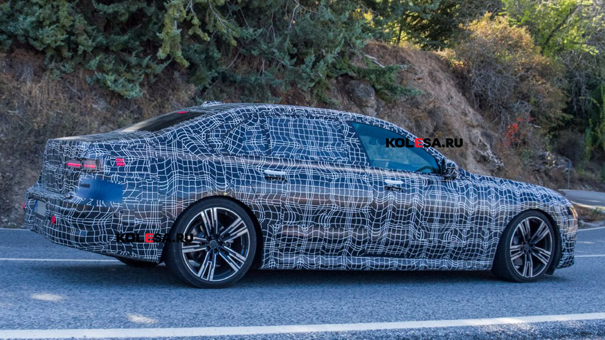 BMW продолжает тестировать 7 series: седан нового поколения снова проехался на камеру