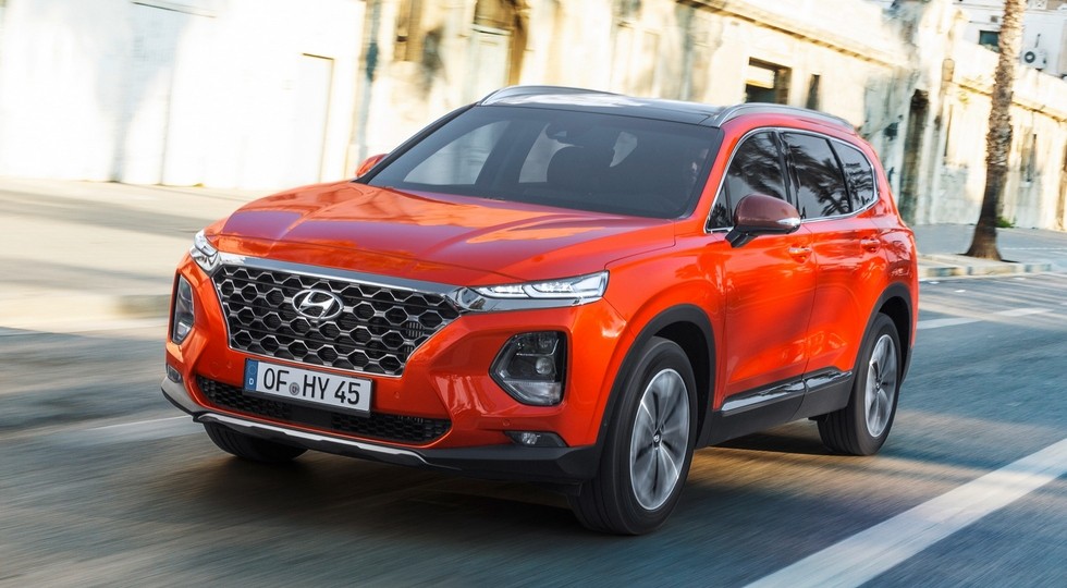 Hyundai Santa Fe-2021 попался фотошпионам: дизайн в стиле Palisade и гибридные версии