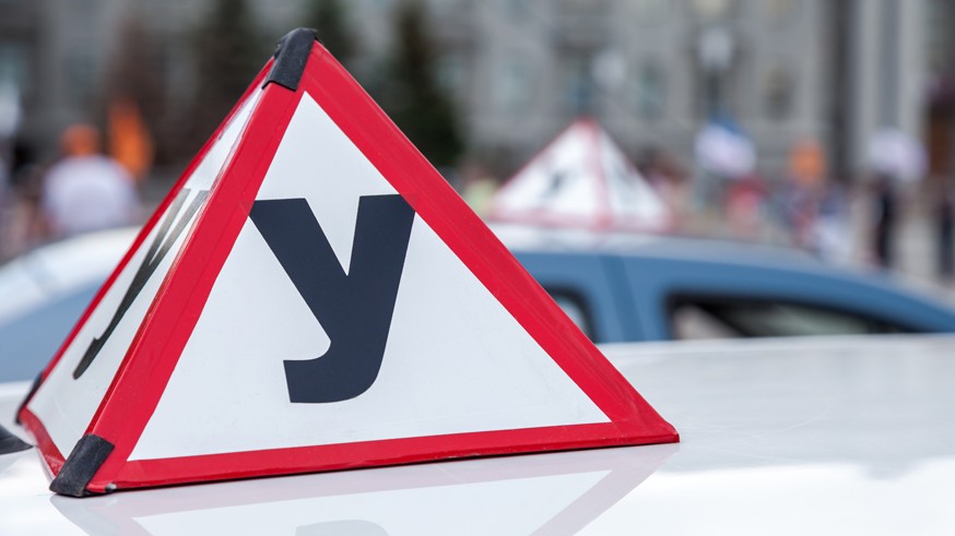 Sign of a Russian Driving School on top of the vehicle