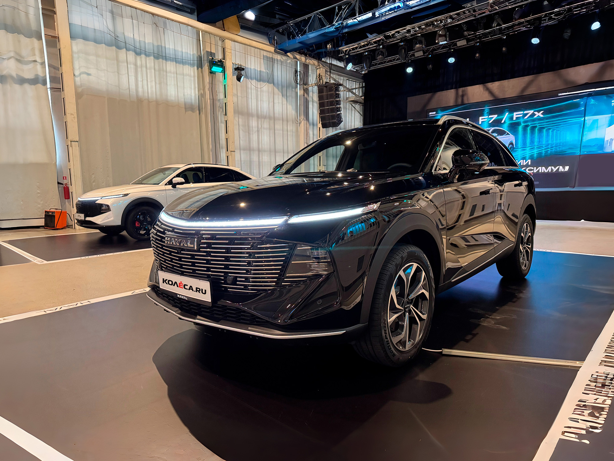 Без хрома, но с кнопкой: обзор обновлённых кроссоверов Haval F7 и F7x