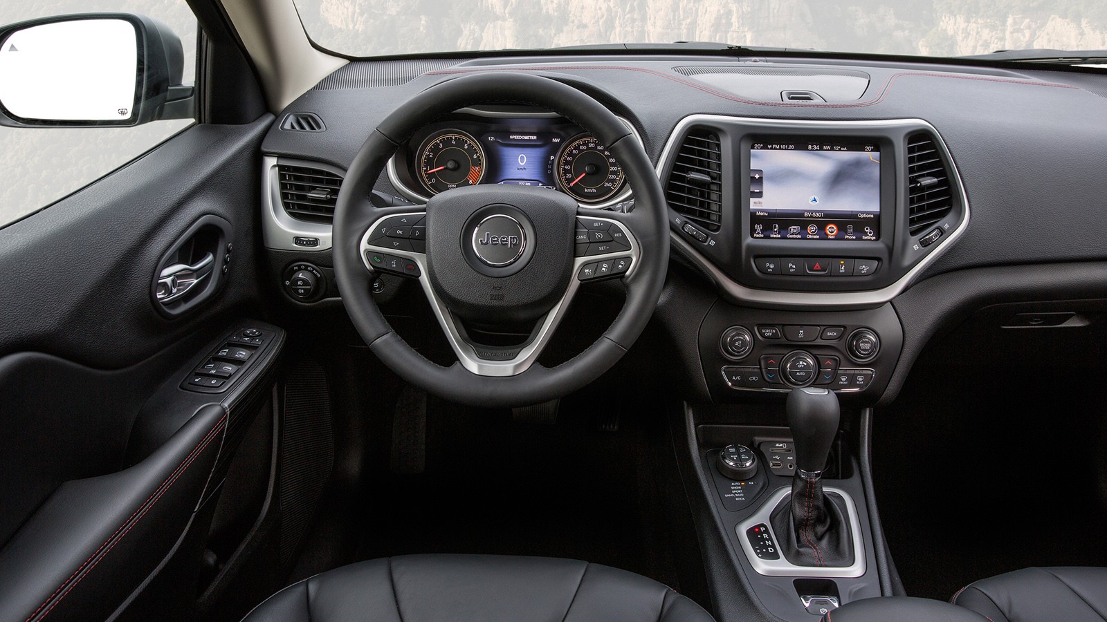 На фото: интерьер Jeep Cherokee