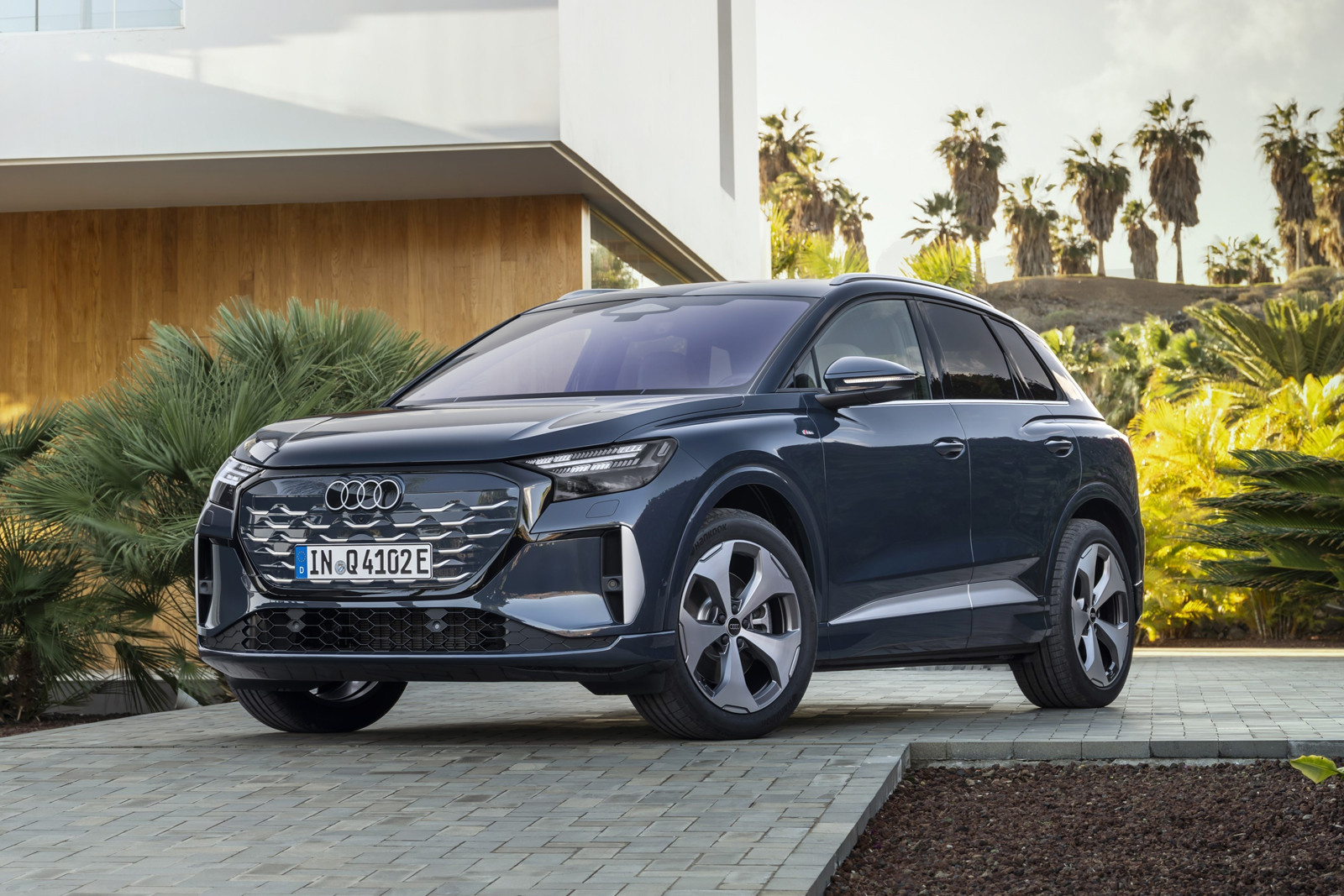 Обновлённый Audi Q4 e-tron: три дисплея в салоне и подросший запас хода