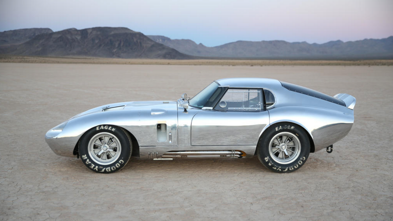 На фото: Shelby Cobra Daytona