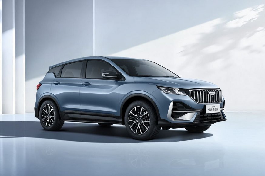 «Упрощённый» Geely Coolray показал свой новый интерьер