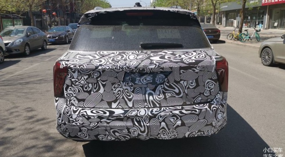 Дорогой китайский SUV снова засветился на фото: в стиле Rolls-Royce, но с двухъярусной оптикой