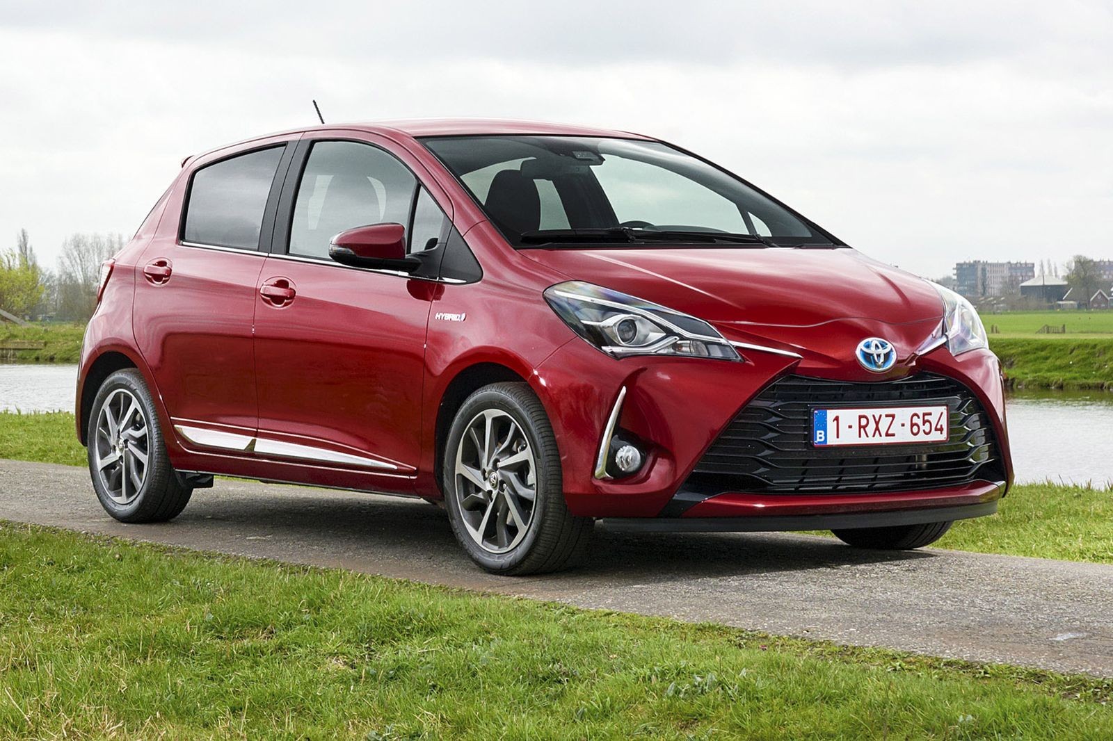 Toyota Yaris стал в 2018 году лидером европейского сегмента безрозеточных гибридов: продано 129 105 штук.