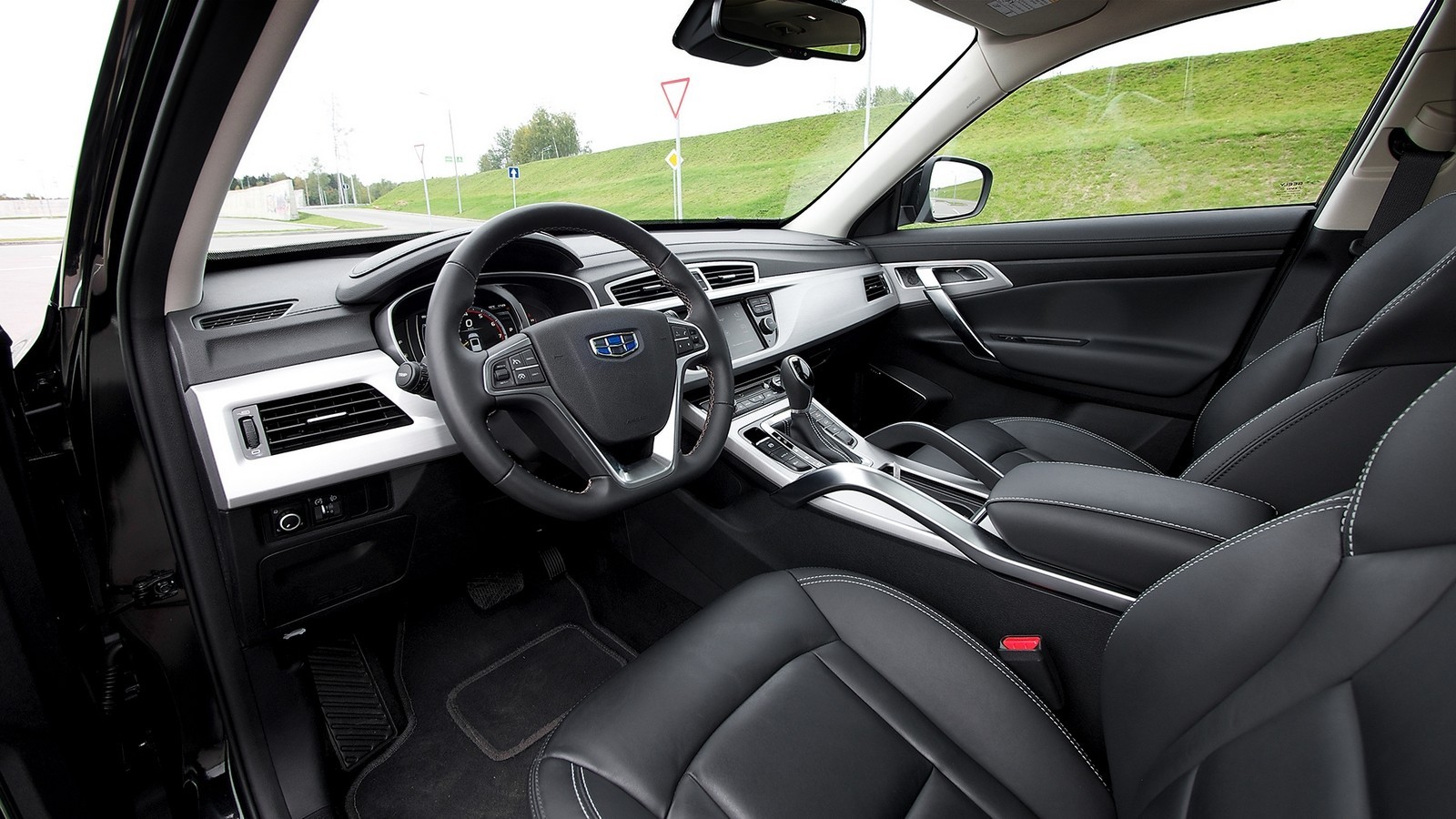 На фото: интерьер Geely NL3