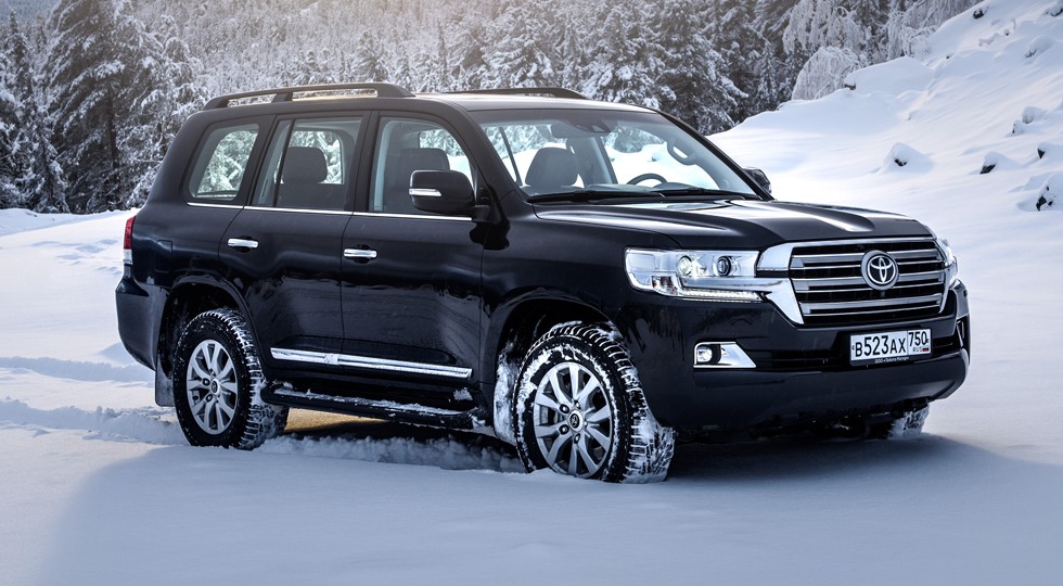 На фото: Toyota Land Cruiser 200