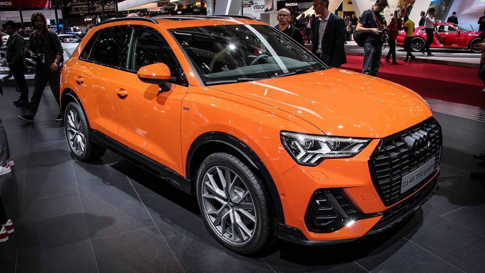 Audi Q3 оранжевая три четверти (2)