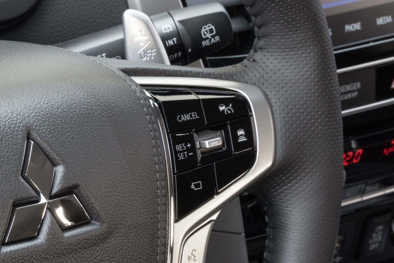 Цифровые приборы и багажник с сервоприводом: тест нового Mitsubishi Pajero Sport