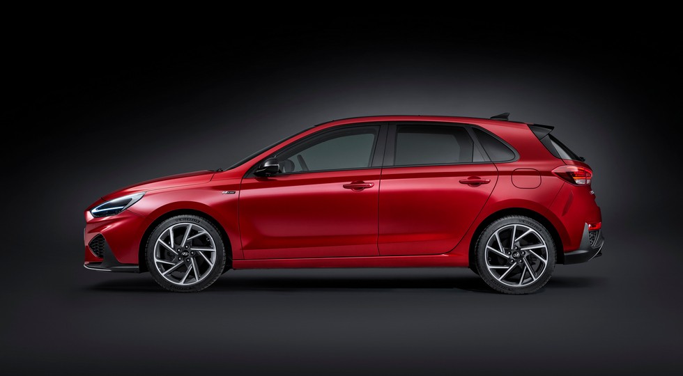 Семейство Hyundai i30 после рестайлинга обрело новые моторы (универсал стал «спортом»)