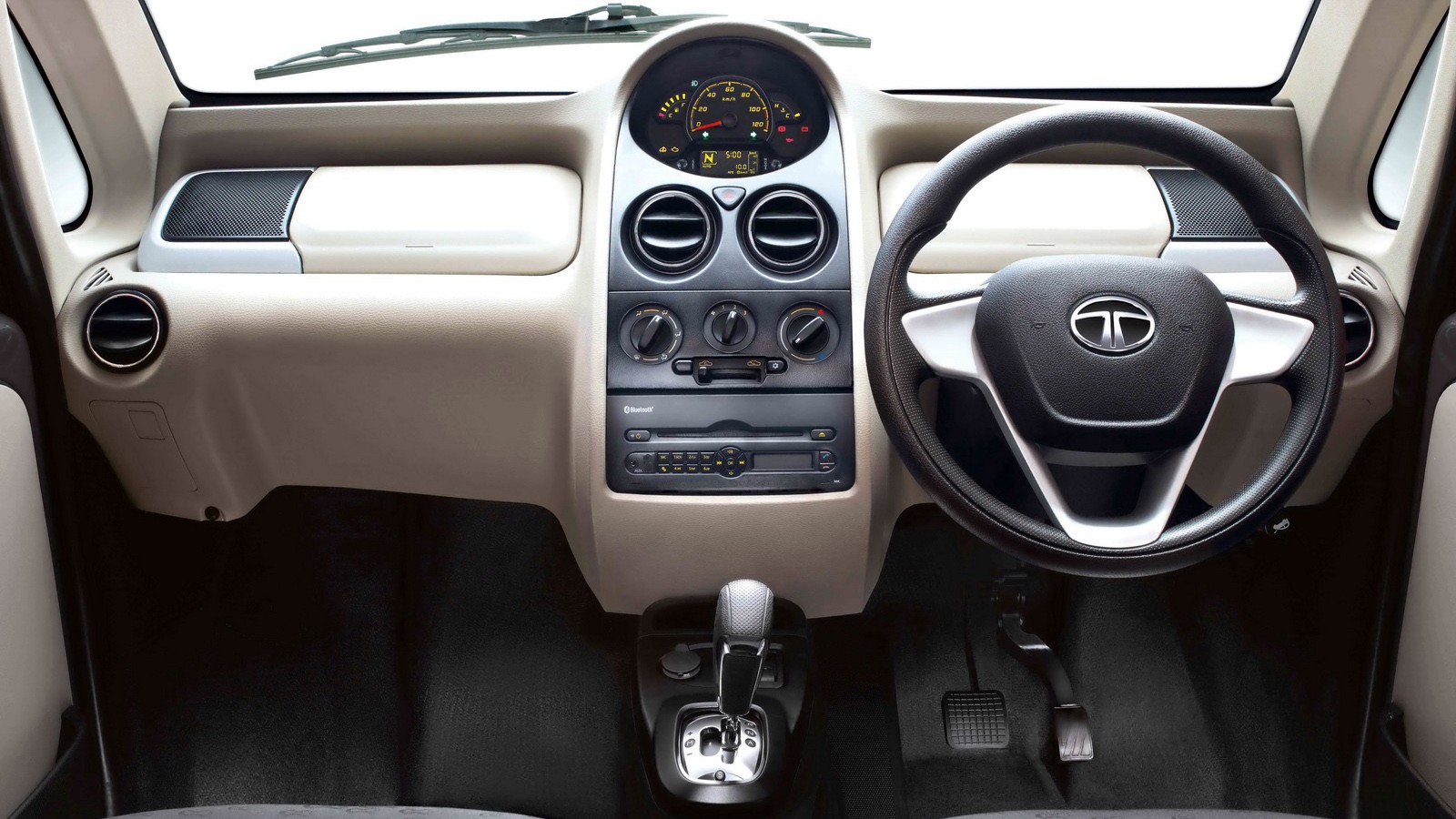 На фото: салон Tata GenX Nano