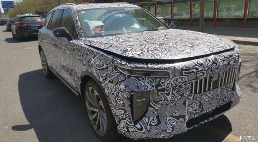 Дорогой китайский SUV снова засветился на фото: в стиле Rolls-Royce, но с двухъярусной оптикой