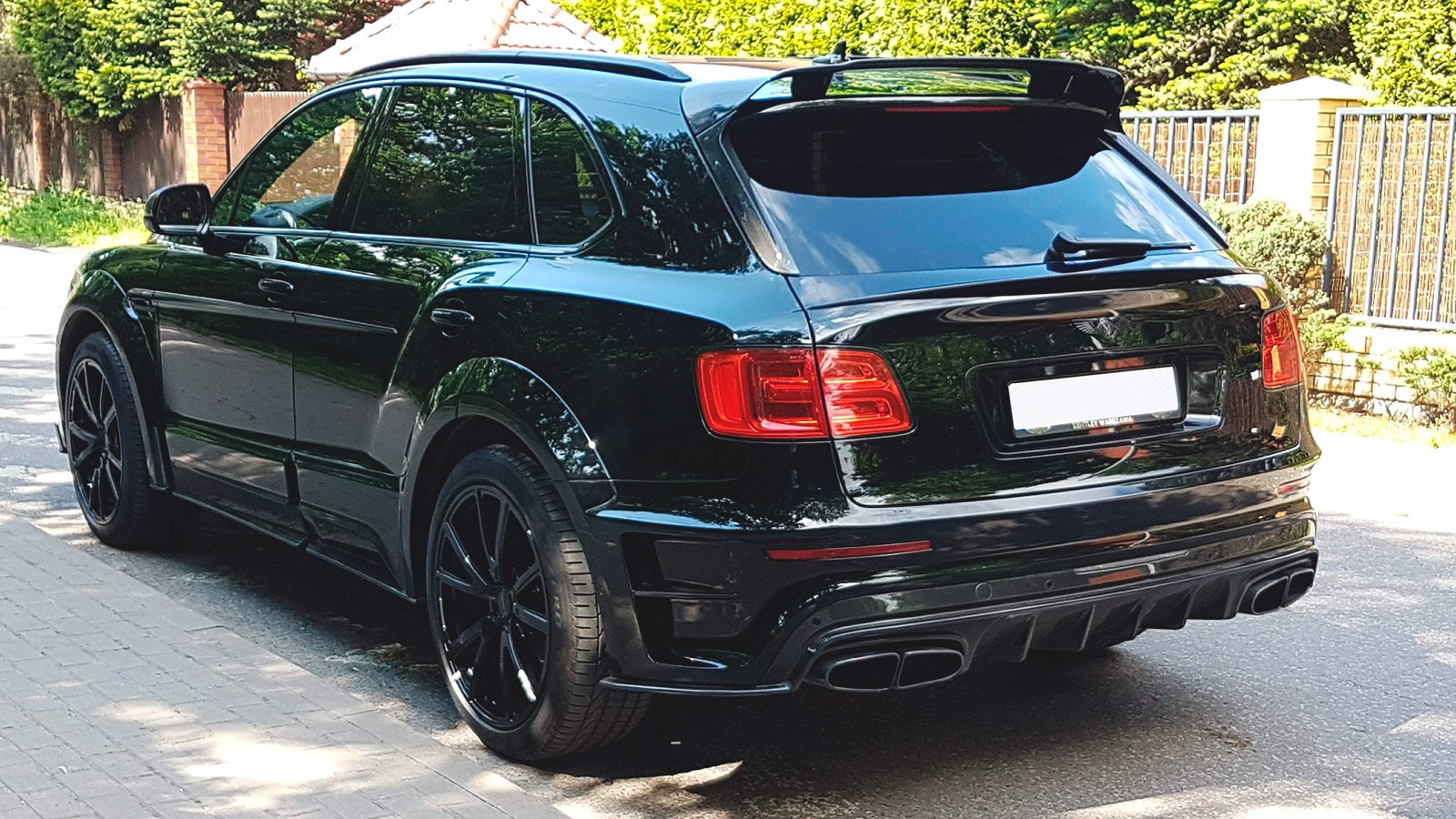 Bentley Bentayga черный вид три четверти сзади