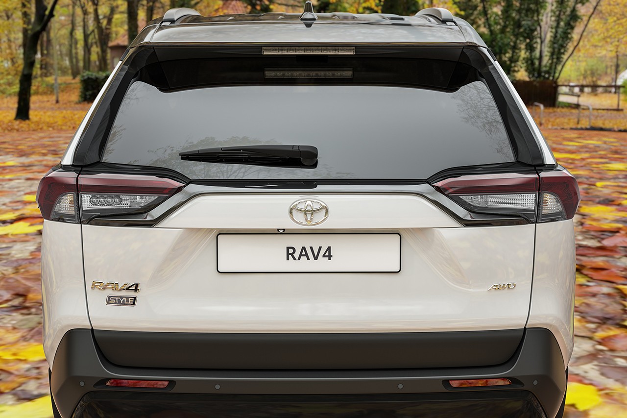 Toyota RAV4 в РФ: теперь с двухцветным кузовом и новым вариантом отделки салона