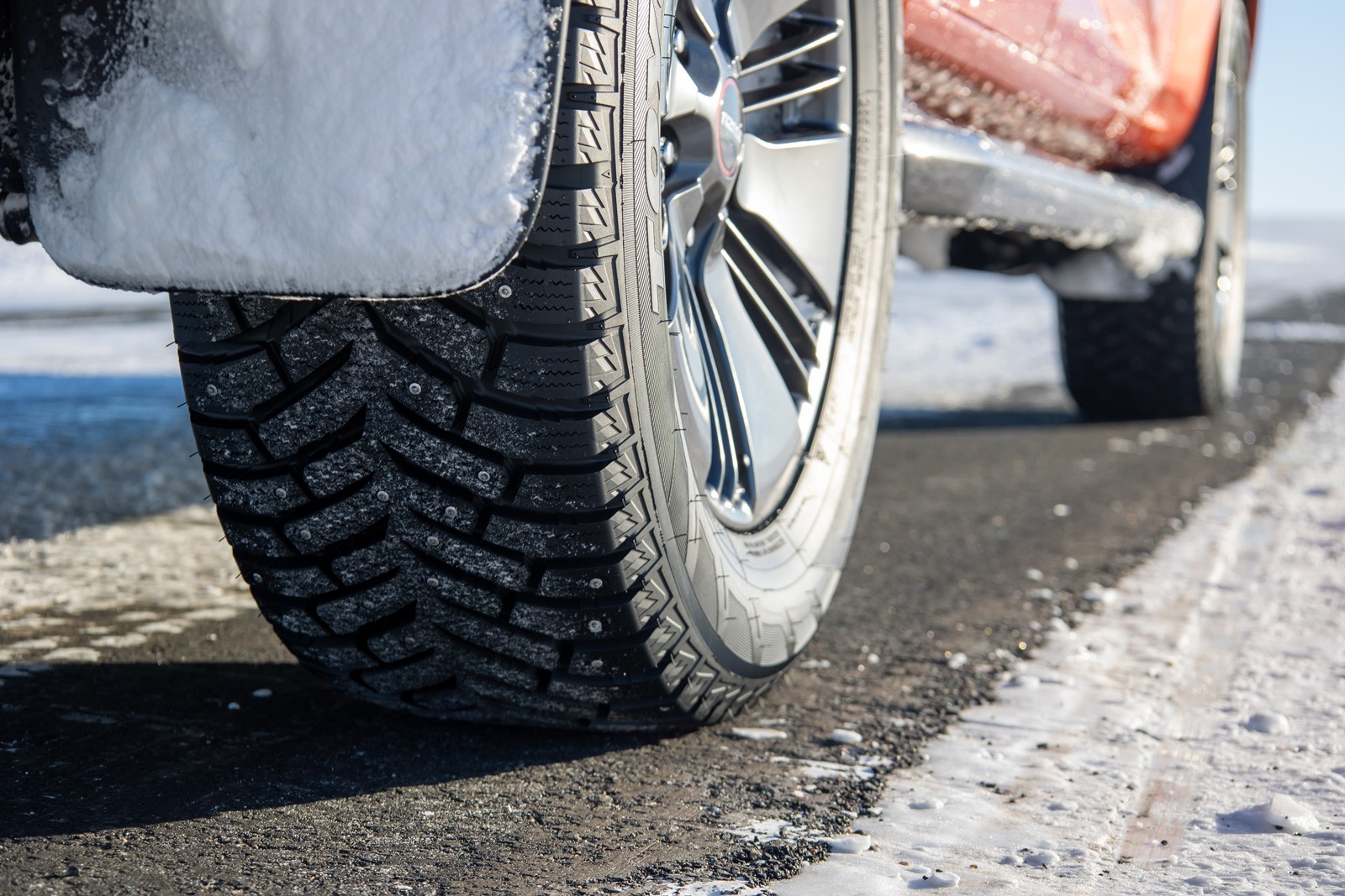 Шипы вылетают из зимних колёс – как с этой проблемой справляются производители шин