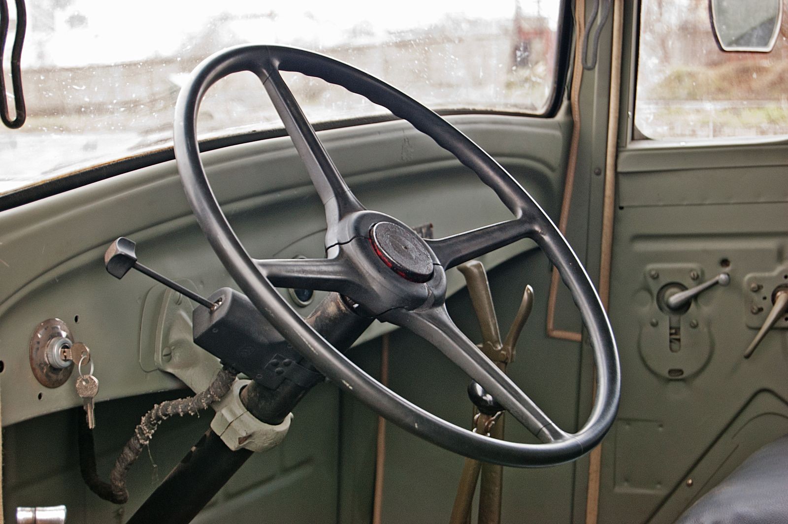 Низкая посадка, кабина из жести и много тумблеров: тест-драйв Citroen Т45 1940 года