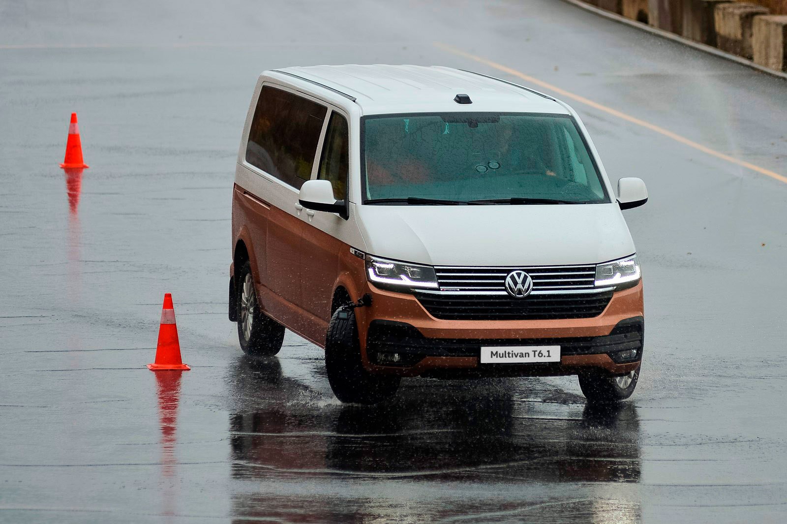 Умеет, любит, практикует: экстремальное вождение Volkswagen Multivan