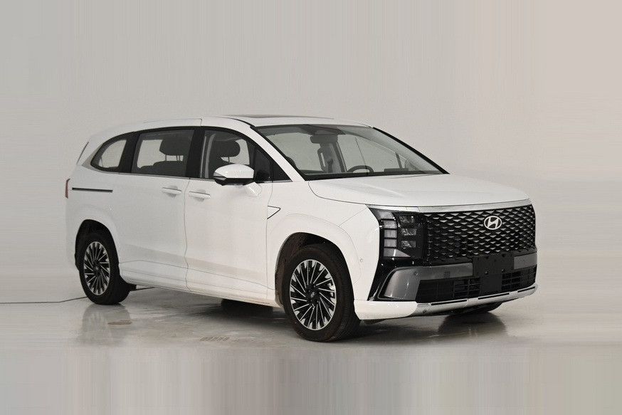Минивэн Hyundai Custo получит новое «лицо» после рестайлинга