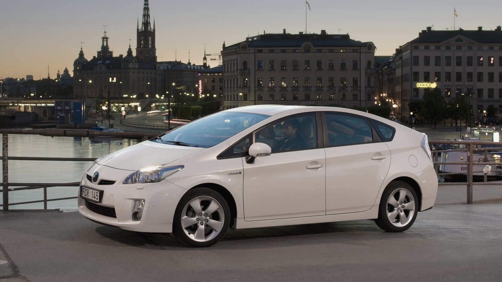 Toyota prius 4 поколение