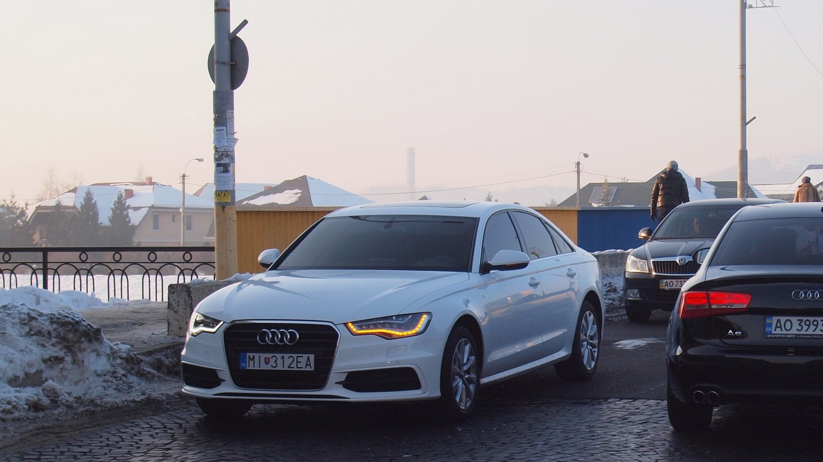 Стоимость этих двух одинаковых автомобилей отличается ровно вдвое – как нетрудно догадаться, дешевле стоит машина с иностранной регистрацией
