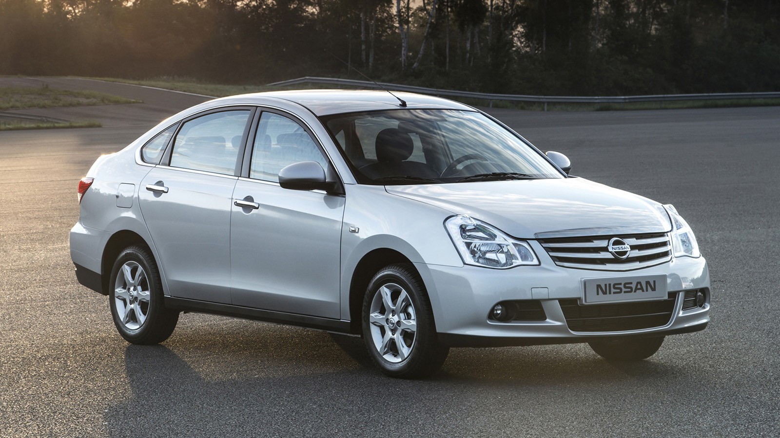 На фото: Nissan Almera. Цена — от 611 000 рублей